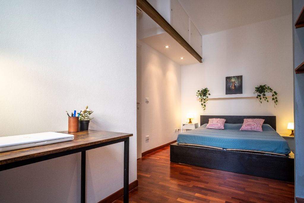 Camera con scrivania